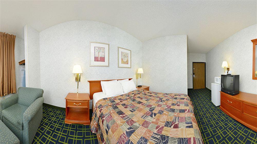 Days Inn By Wyndham Топика Экстерьер фото