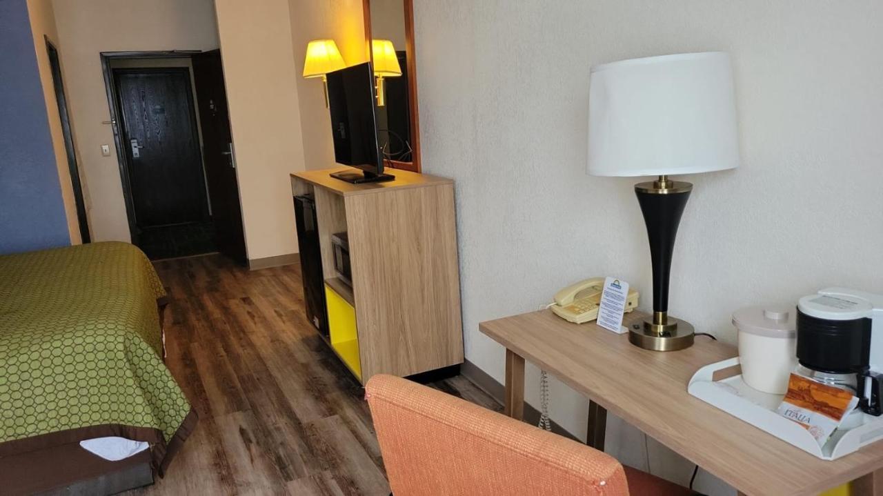Days Inn By Wyndham Топика Экстерьер фото