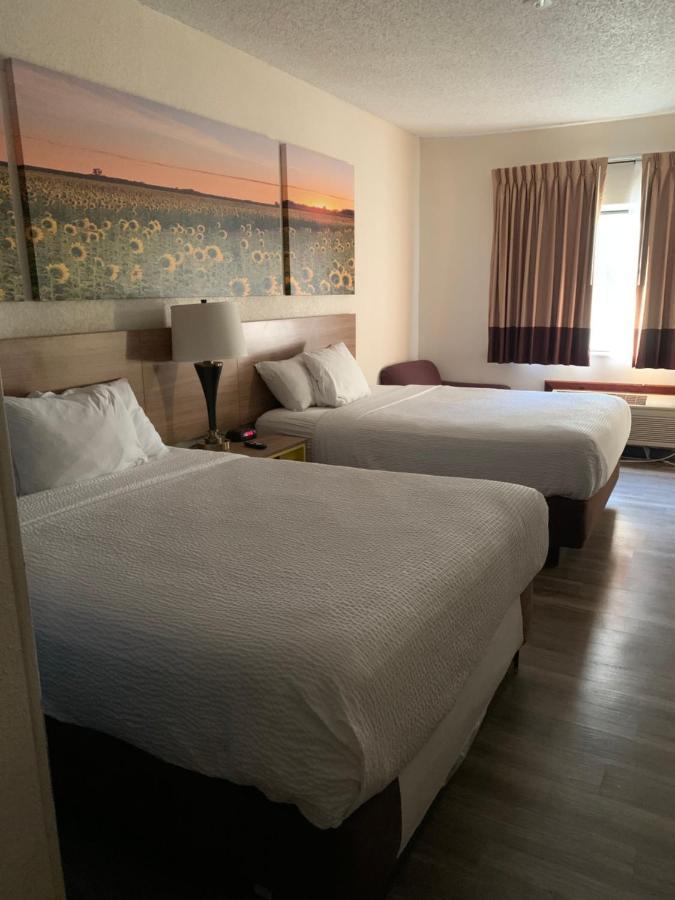 Days Inn By Wyndham Топика Экстерьер фото