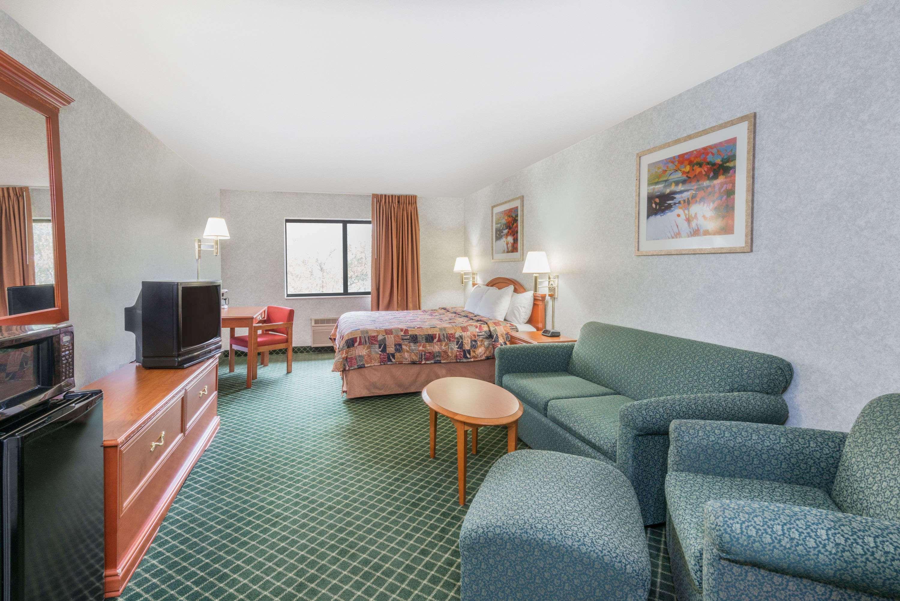 Days Inn By Wyndham Топика Экстерьер фото