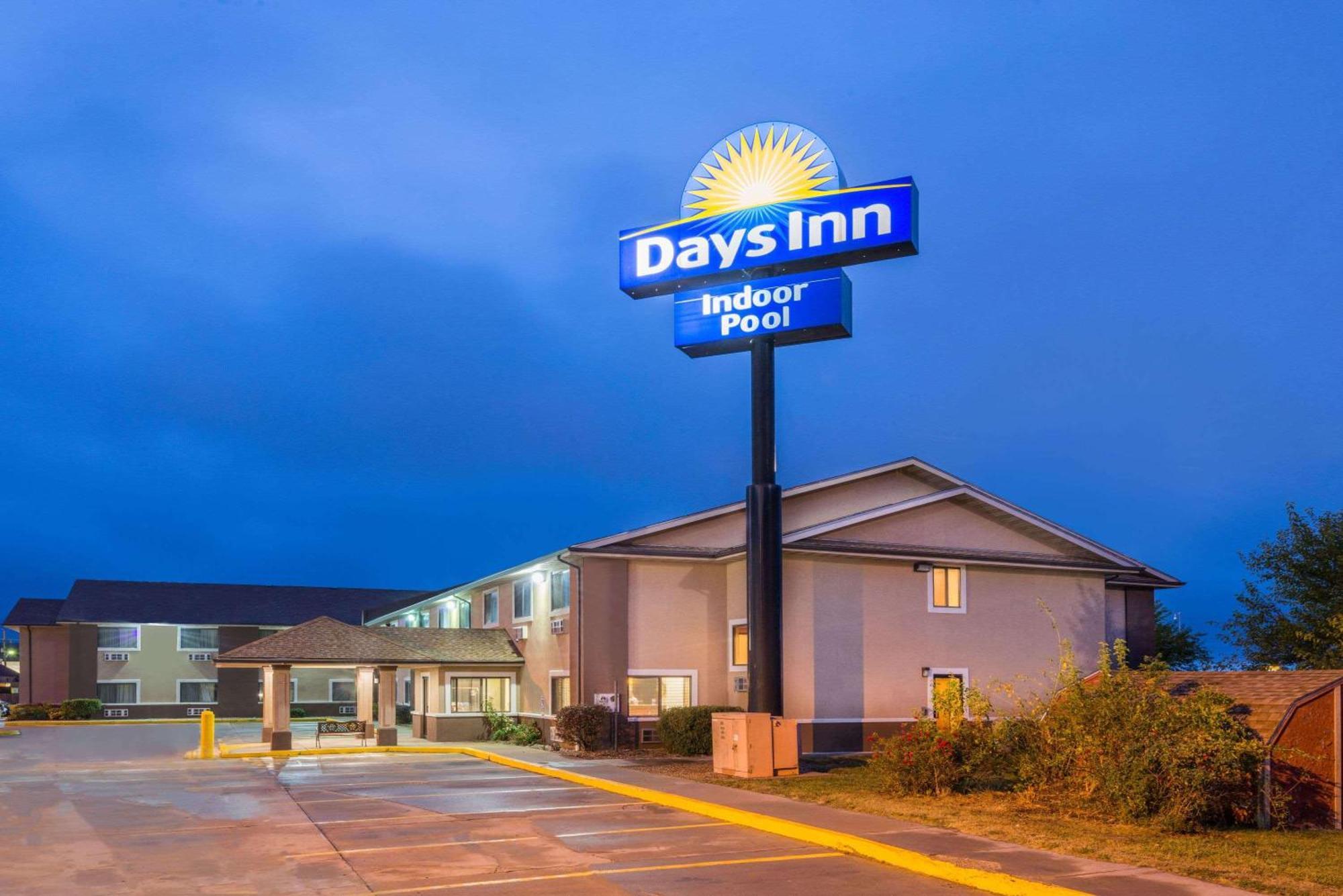 Days Inn By Wyndham Топика Экстерьер фото