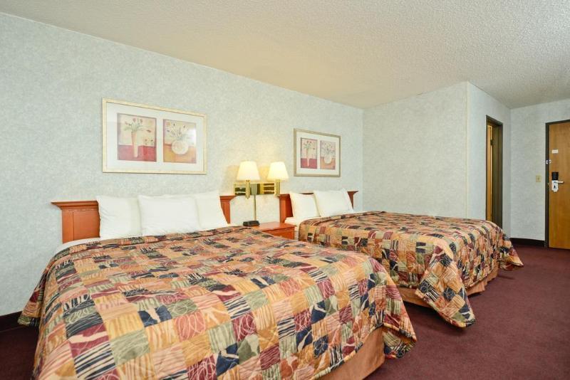 Days Inn By Wyndham Топика Экстерьер фото