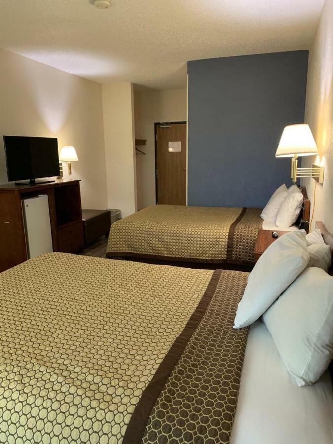 Days Inn By Wyndham Топика Экстерьер фото