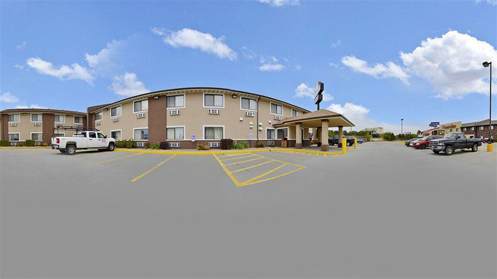 Days Inn By Wyndham Топика Экстерьер фото