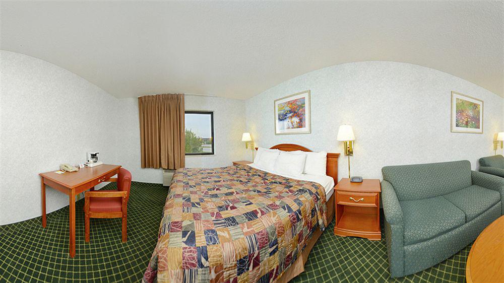 Days Inn By Wyndham Топика Экстерьер фото